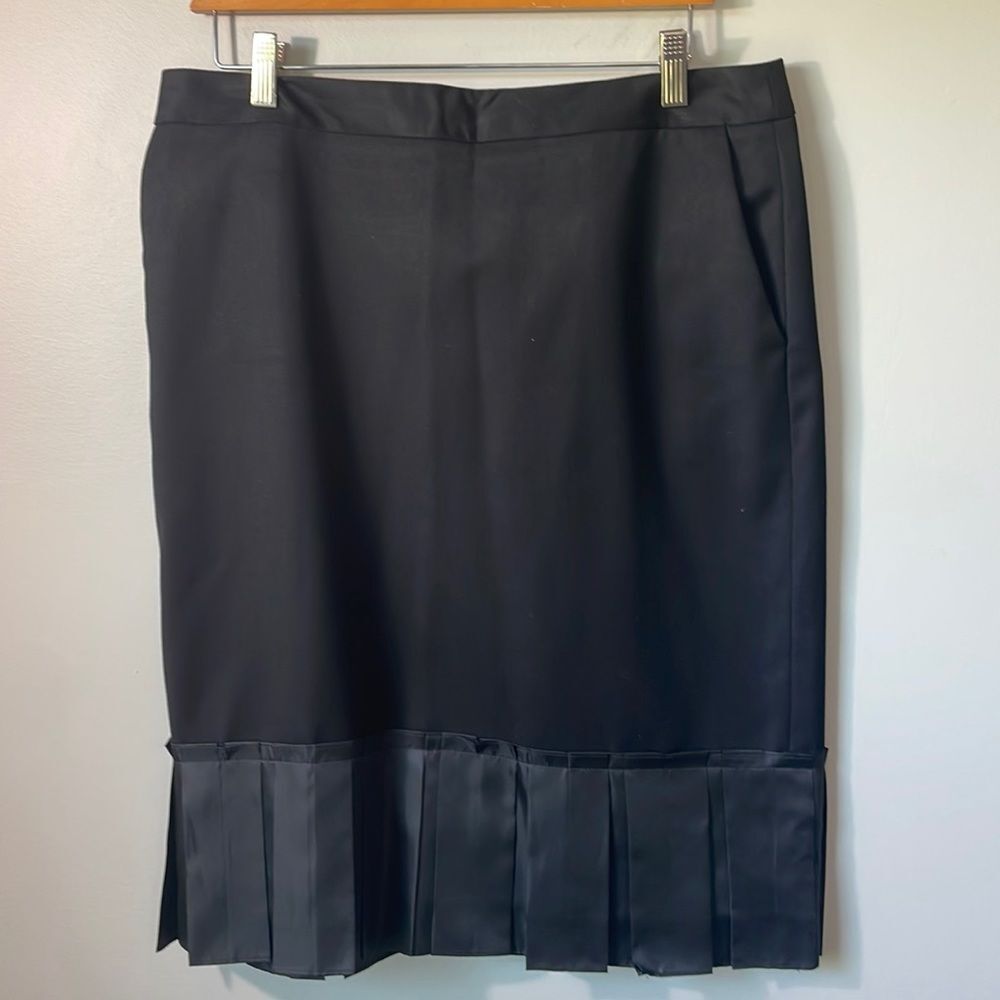 Simply Vera Wang tuxedo pencil skirt size 12. Back detail is 🔥 Formal Career